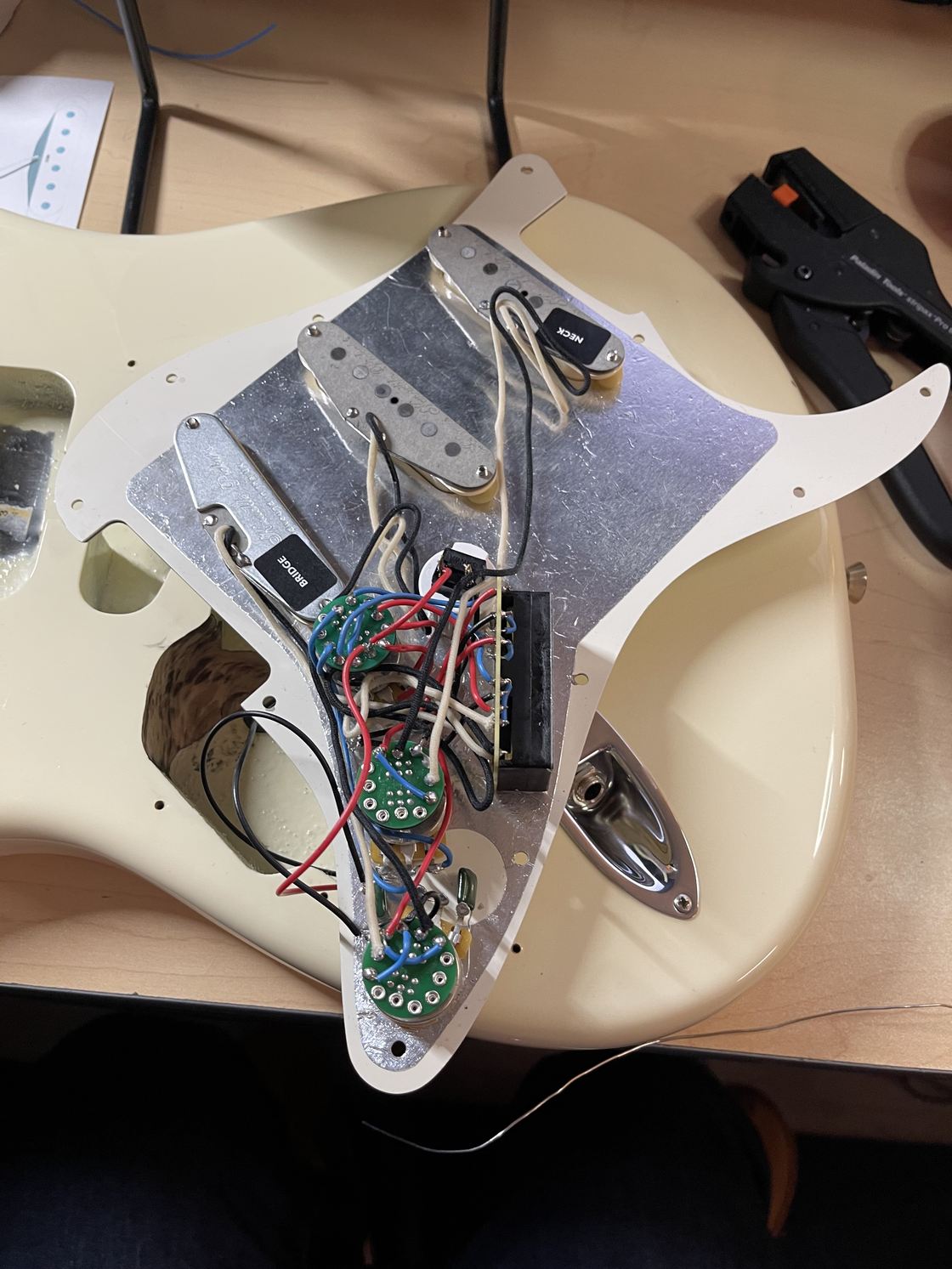 The wiring under the pickguard.